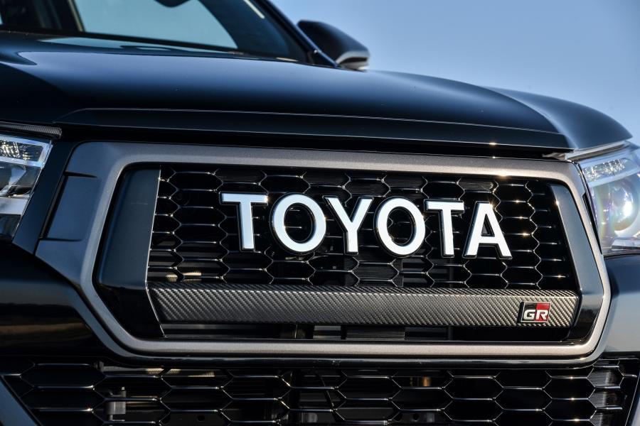 Логотип Toyota Hilux GR Sport Double Cab 2019 года  (ZA) (фото 4 из 43)